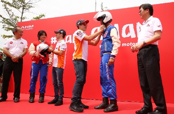 Pebalap MotoGP Marc Marquez dan Dani Pedrosa Tularkan Keselamatan Berkendara sebagai Gaya Hidup ke Generasi Muda