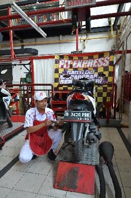 Pangkas Waktu Antrian Servis, Pit Express Jawabannya