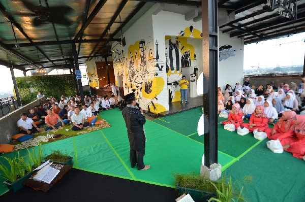 Karyawan Wahana Buka Puasa Sambil Santuni Anak Yatim