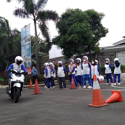 Guru Perempuan Tangerang Dapat Hadiah Ilmu Safety Riding