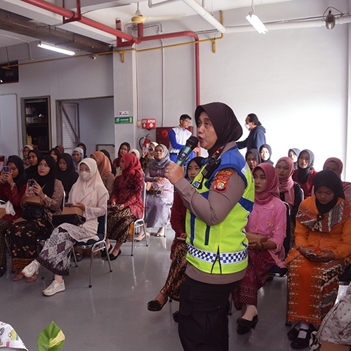 Wahana Makmur Sejati Siapkan Kartini Muda Generasi #Cari_Aman Berkendara Motor 